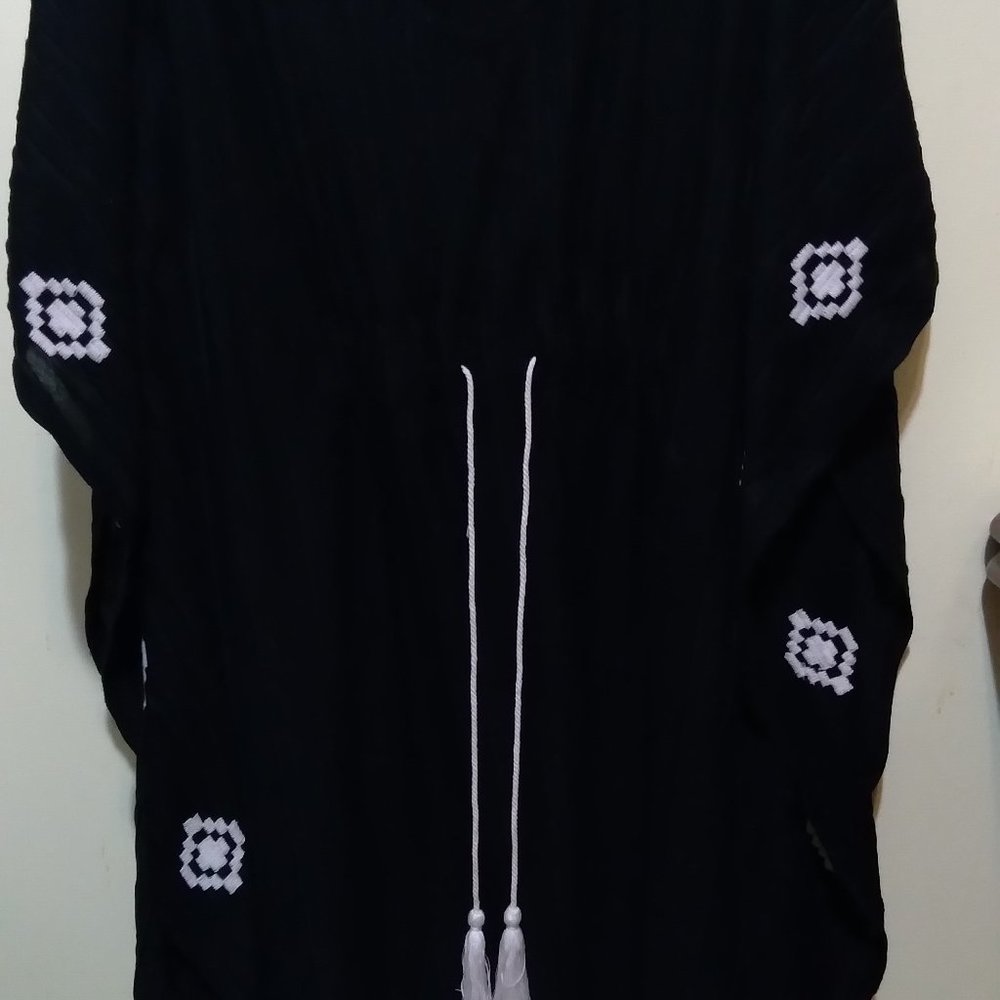 BLACK WITH WHITE MOTIFS BEACH COVER-UP SIZE MEDIUM ADJUSTABLE TASSEL BELT